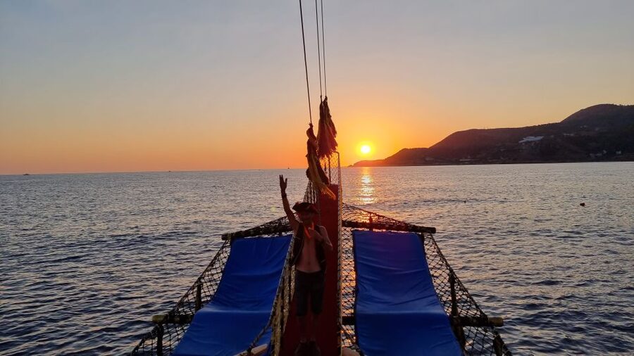 Alanya: Sunset Cruise with Dinner - Cleopatra Beach and the Alanya peninsula from the sea