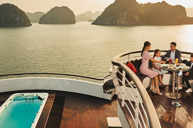 Ambassador Dinner Cruise with Live Music, Firework and Luxe - Live music, a DJ, and dancers after dinner