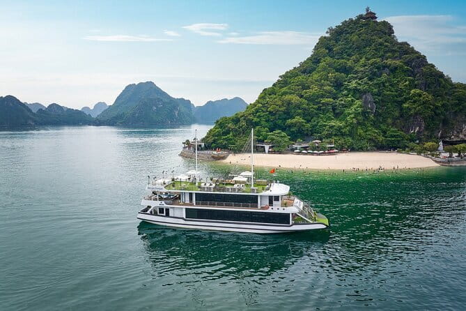 Ambassador Dinner Cruise with Live Music, Firework and Luxe - What the $51 price really includes