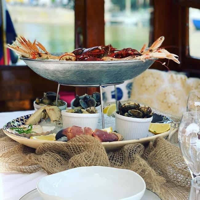 Amsterdam: Private Dinner Cruise (4pers) with Guide - A seasonal two-course meal from the Prinsengracht