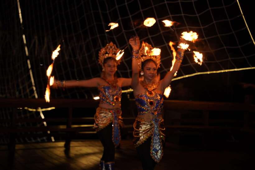 Bali Phinisi Cruise: Sunset Dinner with Live Music & Buffet - Practical details that affect your evening