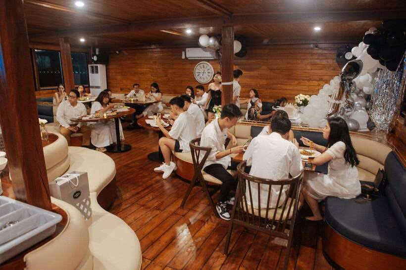 Bali Phinisi Cruise: Sunset Dinner with Live Music & Buffet - Choosing the VVIP top deck