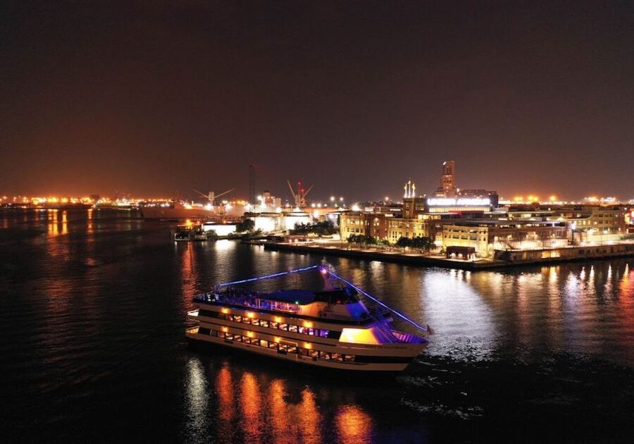 Baltimore: Christmas Eve Gourmet Brunch or Dinner Cruise - A Christmas Eve meal with Baltimore as the backdrop