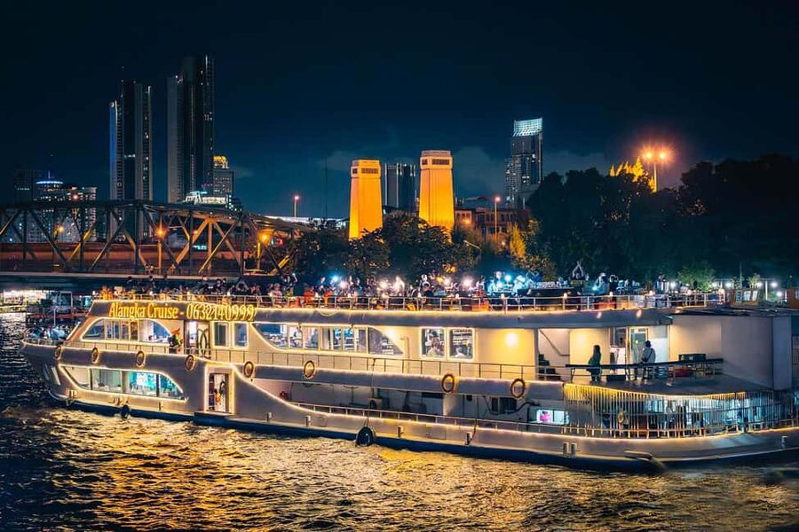 Bangkok: Alangka Chao Phraya River Dinner Cruise - Wat Arun and the first river views