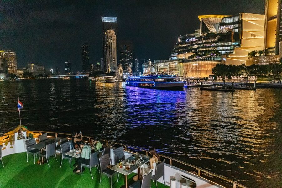 Bangkok: Alangka Luxury Buffet Dinner Cruise With Live Music - Choosing between the lower level and open-air deck