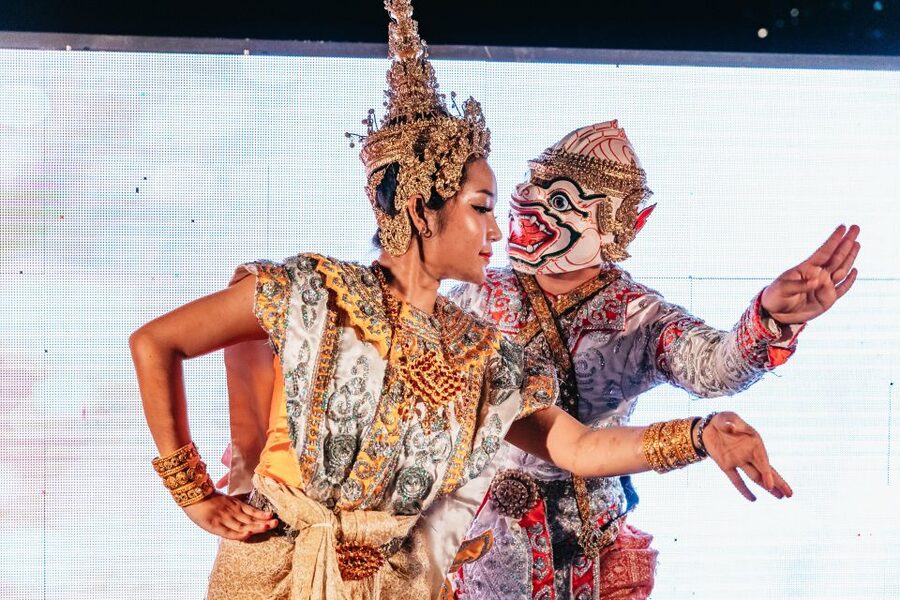 Bangkok: Alangka Luxury Buffet Dinner Cruise With Live Music - Live music, singing, and traditional Thai dance