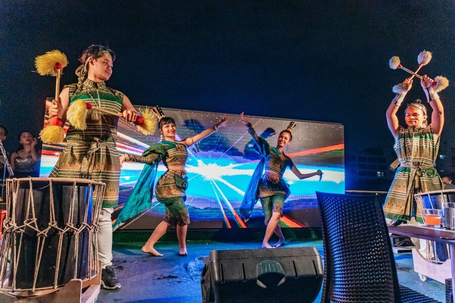 Bangkok: Alangka Luxury Buffet Dinner Cruise With Live Music - Who will enjoy this cruise most