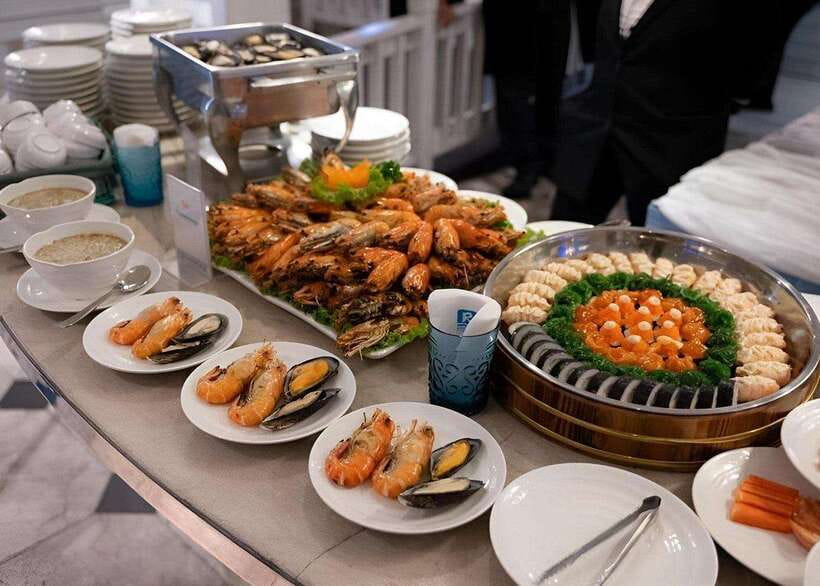 Bangkok: Carnival Dinner Cruise with Free-Flow Beer & Buffet - Dinner with temples, bridges, and city lights