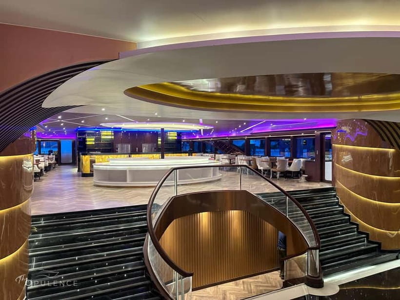 Bangkok: Celebrate New Year Opulence Dinner Cruise - Live music, DJ, and the Bon Viva show