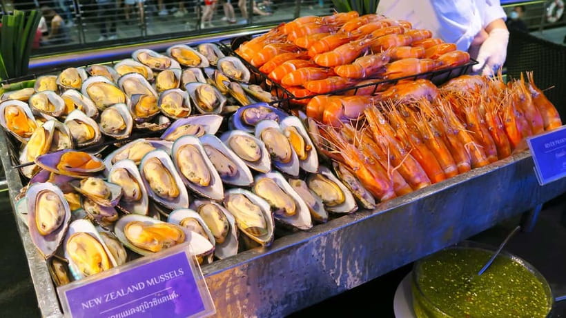 Bangkok: Chao Phraya Princess Dinner Cruise & Hotel Transfer - Landmarks from the river after dark
