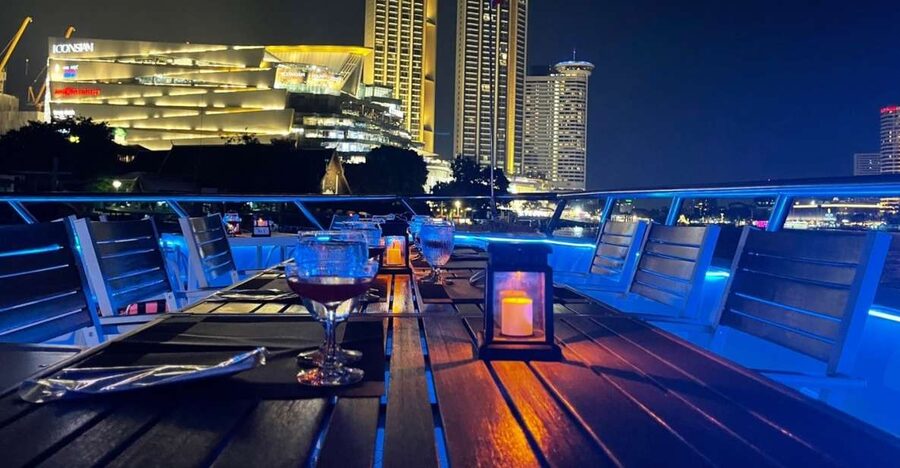 Bangkok: Chao Phraya River Buffet Dinner Cruise - Setting out from ICON Siam after sunset