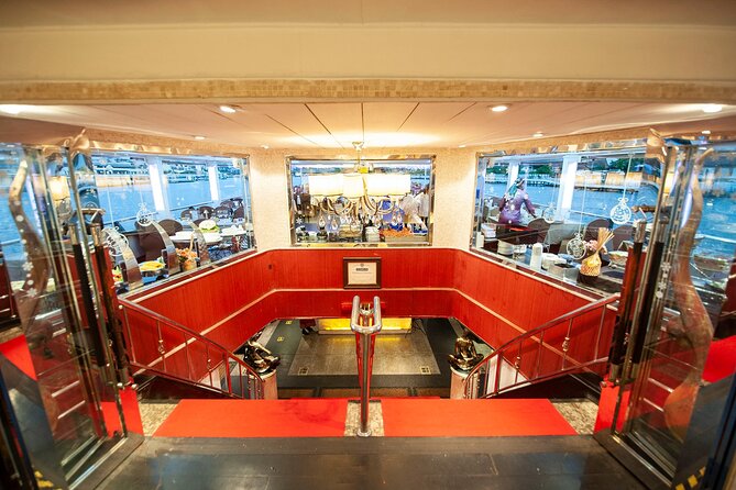 Bangkok Dinner Cruise on the Chao Phraya River - Music, dance, and the onboard mood
