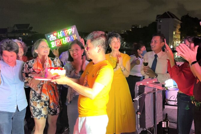 Bangkok Dinner Cruise with Intl Buffet, Live Music & Hotel Pickup - The Buffet: Seafood, Thai Food, and Familiar Choices