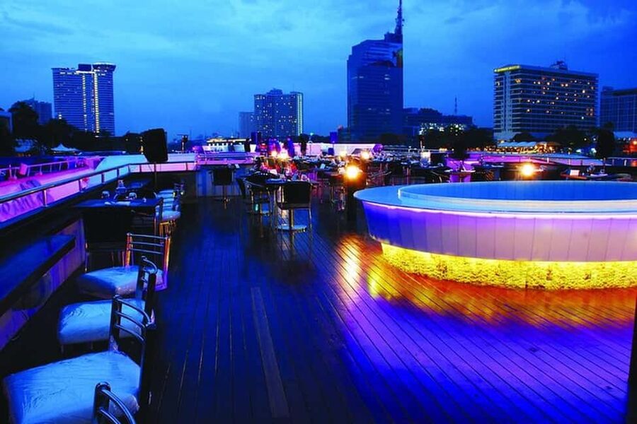 Bangkok: Evening Dinner Cruise with Live Music Chao Phraya - What the two-hour itinerary feels like
