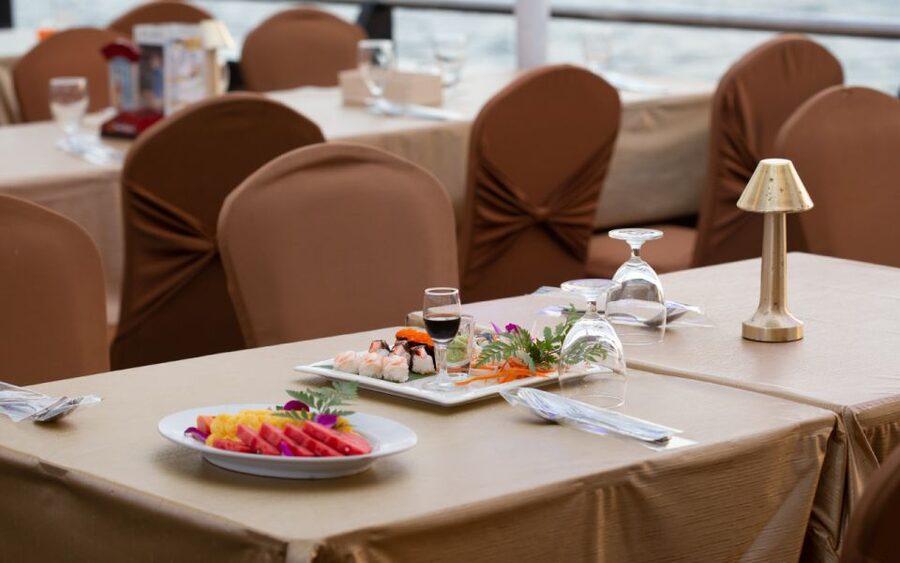 Bangkok: Grand Chao Phraya Dinner Cruise with Live Show - A two-hour view of Bangkok from the Chao Phraya