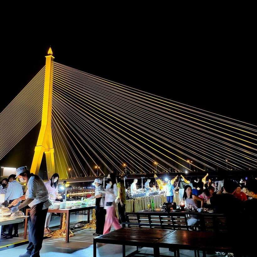 Bangkok: Luxury White Dinner Cruise Free Flow Beer and Wine - What the Luxury White Cruise actually feels like