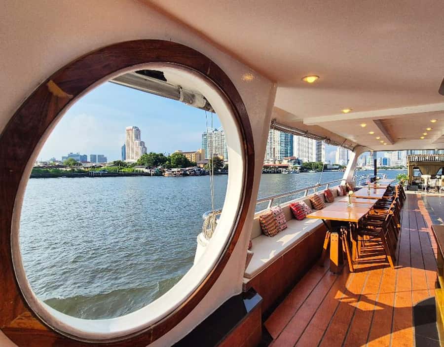 Bangkok: New Horizon Dinner Cruise with Buffet & Beer - Live music and the changing river view