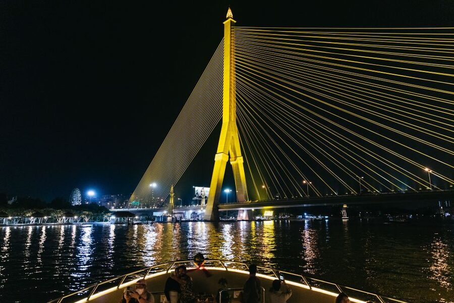 Bangkok: River Dinner Cruise on the Chao Phraya Princess - Live music, from background songs to dancing