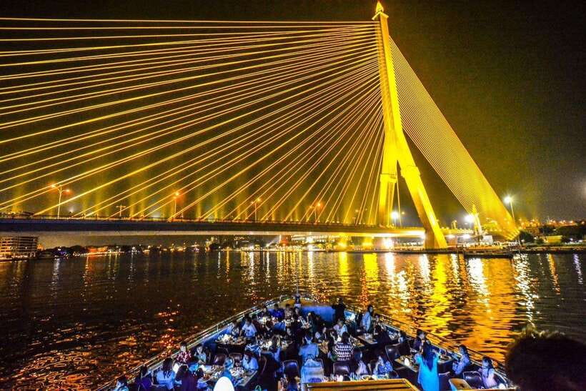 Bangkok: Royal Princess River Dinner Cruise with Live Music - The Buffet: Plenty of Choice, Mixed Execution