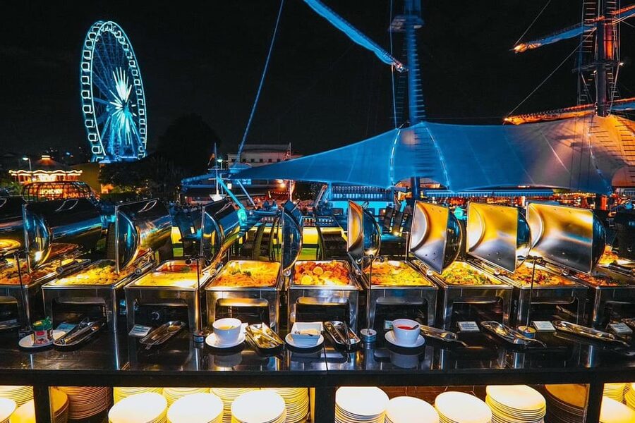 Bangkok: Royal Princess River Dinner Cruise with Live Music - Music, Dancing, and the Evening Mood