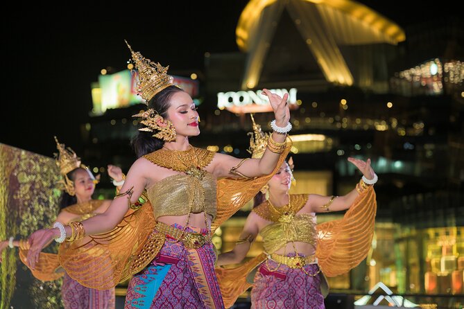 Bangkok Sawasdee Chaophraya Dinner Cruise from ICONSIAM - Finding the best view on a busy boat