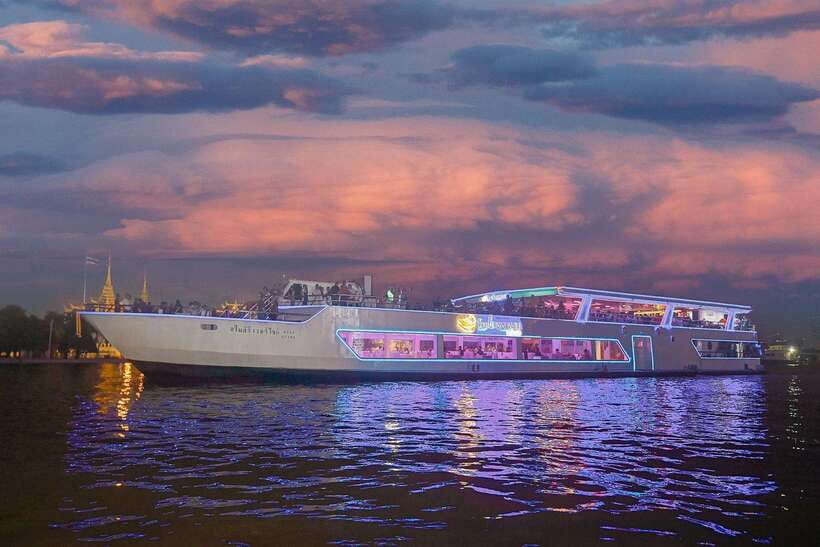 Bangkok: Smile Riverside Dinner Cruise - Why a Chao Phraya dinner cruise works at night