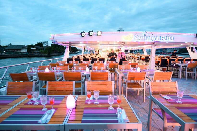 Bangkok: Smile Riverside Dinner Cruise - ICONSIAM and the first views from the river