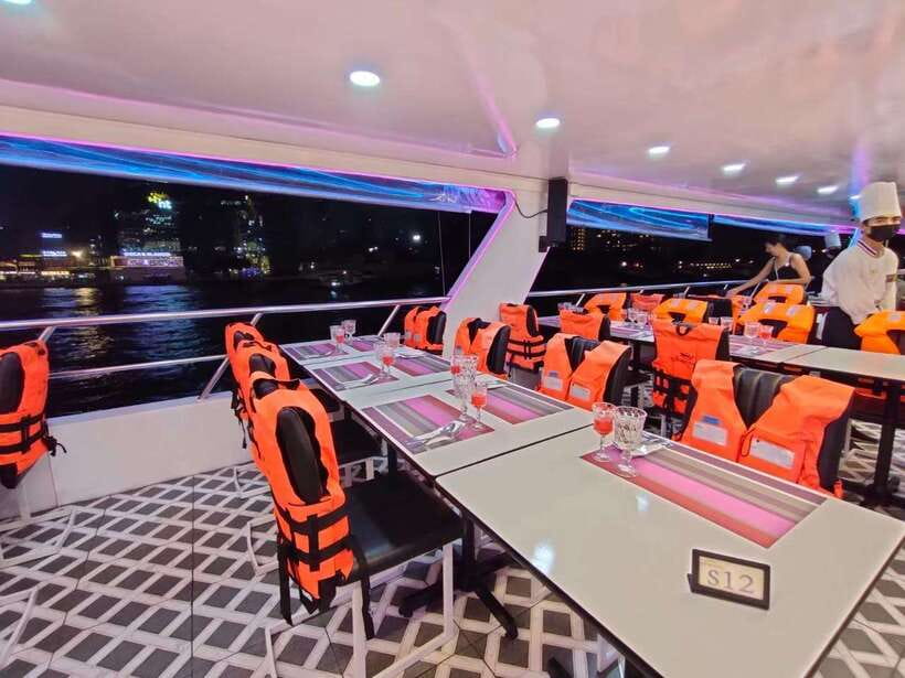 Bangkok: Smile Riverside Dinner Cruise - Thai dance, classic music, and cabaret energy