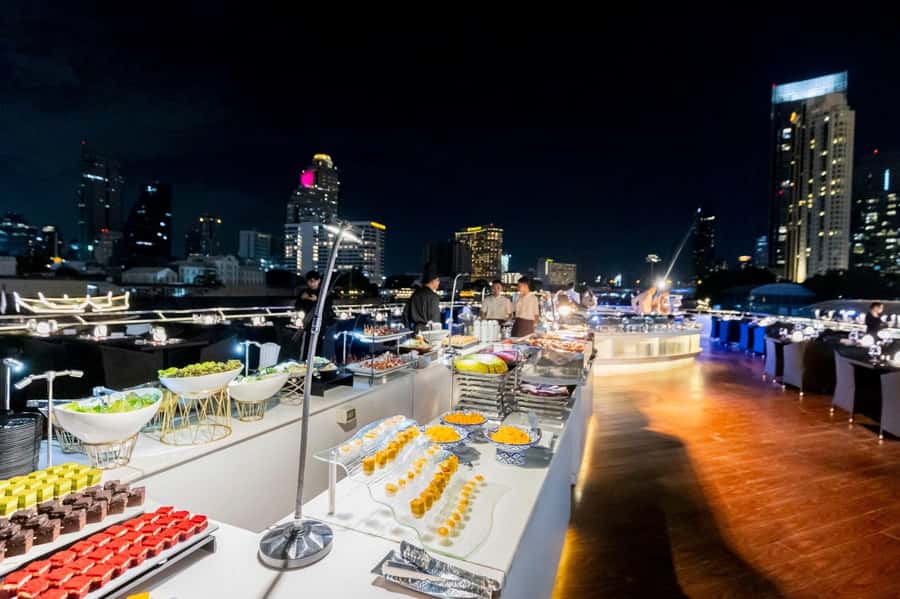 Bangkok: The Opulence Buffet Dinner Cruise with Live Band - Live music and Thai dance on the river
