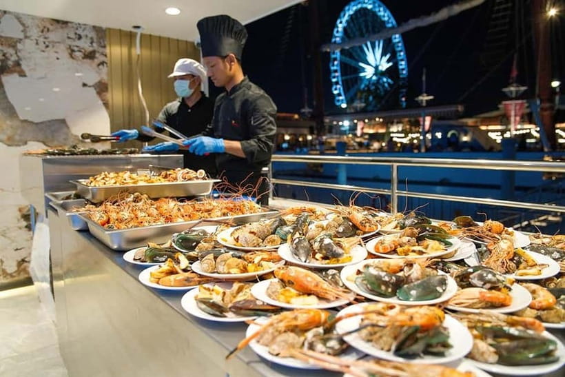 Bangkok:The Planet Sunset&Dinner Cruise on Chao Phraya River - The buffet: plenty of choice, with a busy first rush