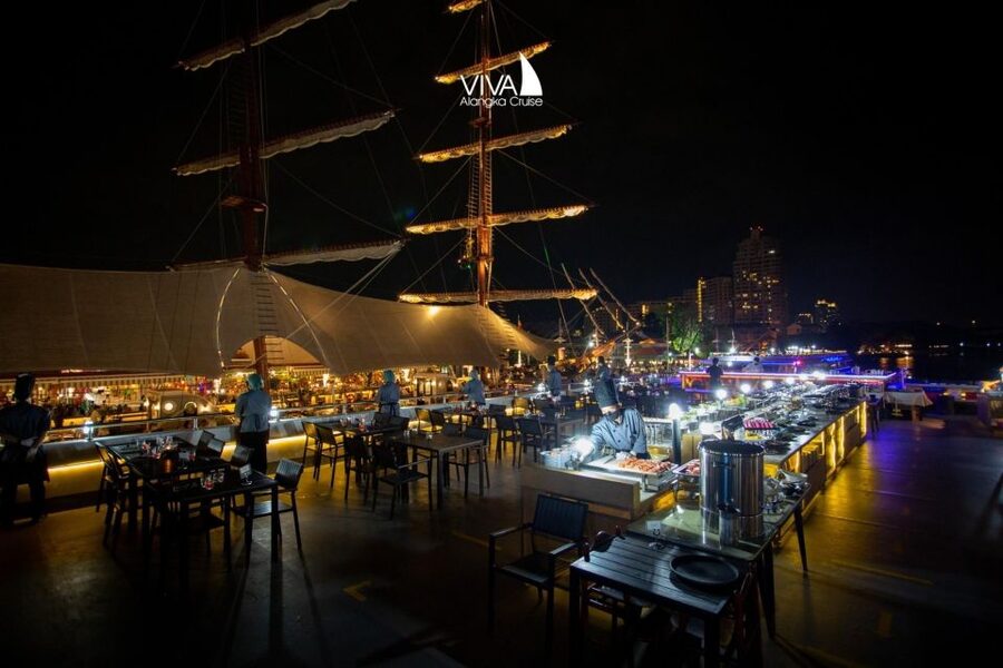 Bangkok: Viva Alangka Chao Phraya Dinner Cruise - Wat Arun after sunset