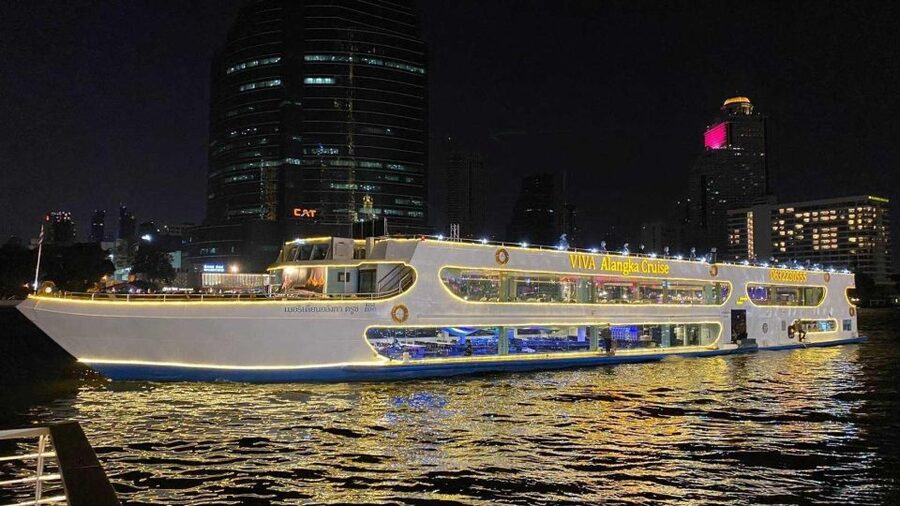 Bangkok: Viva Alangka Chao Phraya Dinner Cruise - Crowding, rain, and service are the real risks