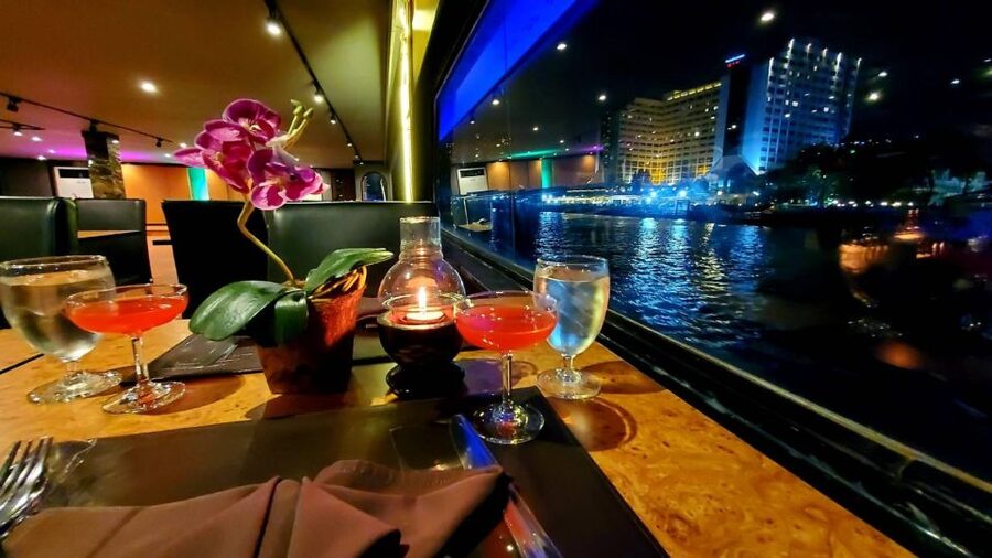 Bangkok: White Orchid Chao Phraya Dinner Cruise - Live music, dance, and the mood onboard
