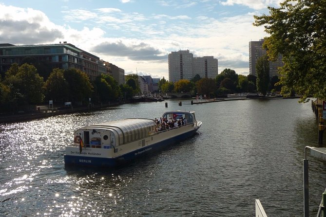 Berlin Capital 4-Course Sunset Dinner Cruise Including Drinks - Drinks and the rhythm of service