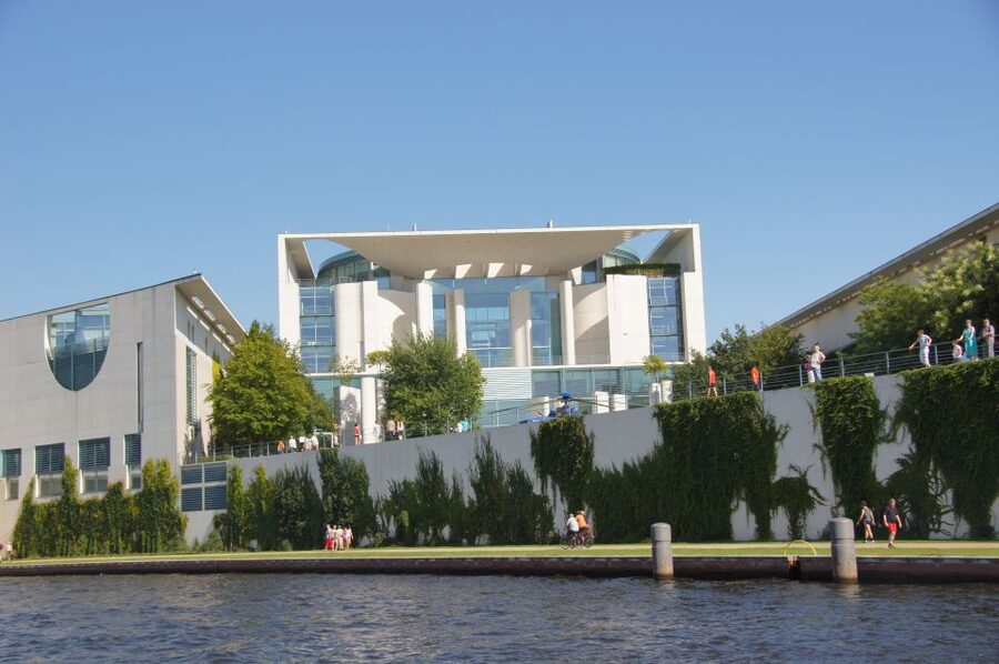 Berlin: Dinner Cruise on the Spree with Prosecco - Choosing between three courses and four
