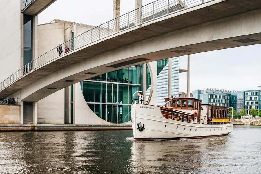 Berlin: Evening Yacht Cruise with Aperitif & Dinner Upgrade - A Drink, Music, and Room to Relax
