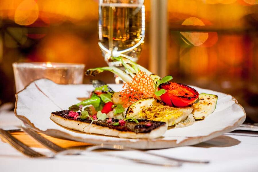 Budapest: 2-Course Dinner for 2 on a Boat Restaurant - Practical details that affect your choice