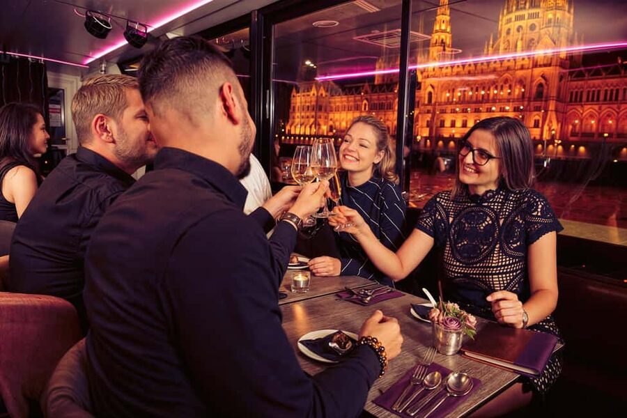 Budapest: 4-Course Dinner Cruise with Bar Piano - Four courses with one welcome drink
