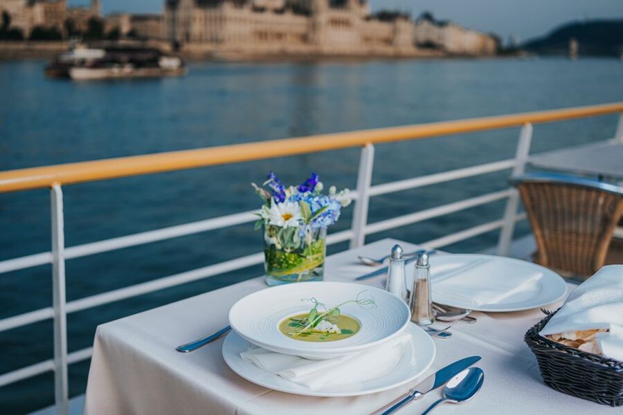 Budapest: 4-Course Dinner River Cruise with Live Folk Music - A dinner cruise built around Budapest’s night view