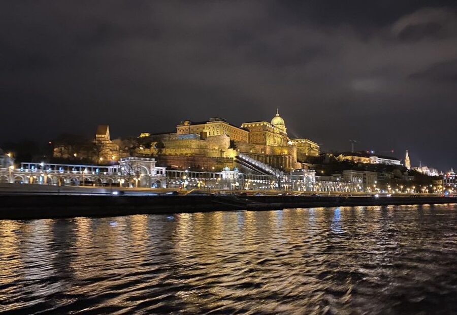 Budapest: 4-Course Dinner River Cruise with Live Folk Music - Should you book the Budapest dinner cruise?