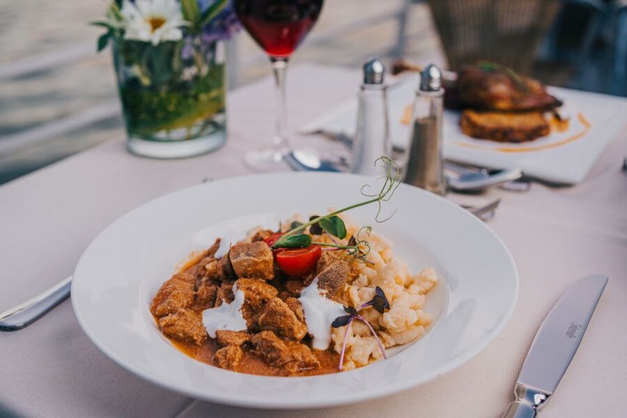 Budapest: 4-Course Dinner River Cruise with Live Folk Music - Welcome prosecco, then dinner with Hungarian flavors