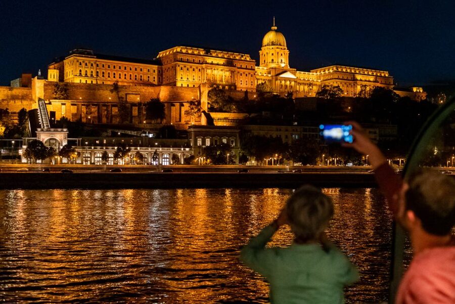 Budapest: Candlelit Dinner River Cruise with Live Music - Live Music That Adds Atmosphere
