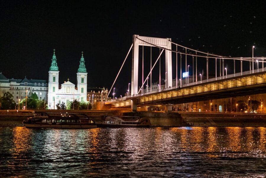 Budapest: Candlelit Dinner River Cruise with Live Music - Parliament, Bridges, and the Two Sides of Budapest