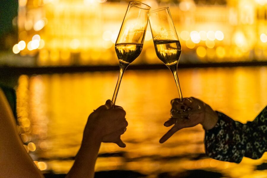 Budapest: Candlelit Dinner River Cruise with Live Music - What the Lack of Commentary Means