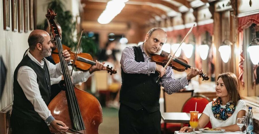 Budapest: Danube River Cruise with Dinner and Prosecco - Choosing between goulash and the buffet