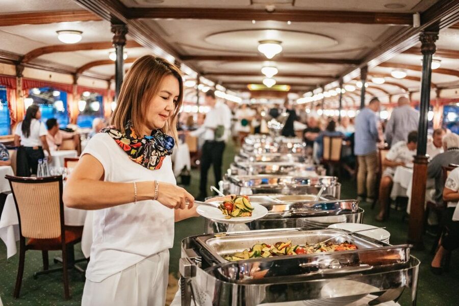 Budapest: Dinner Cruise with Live Music and Folk Dance Show - Should you book it?