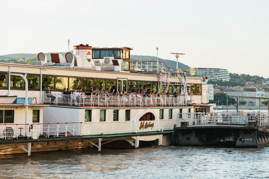 Budapest: Dinner Cruise with Live Music and Folk Dance Show - Budapest’s best night view comes with dinner