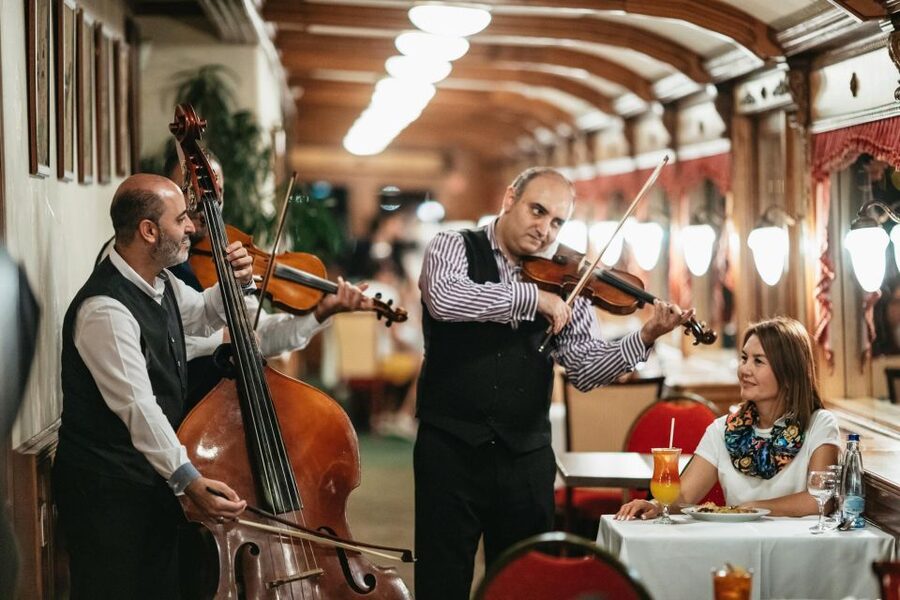 Budapest: Dinner Cruise with Live Music and Folk Dance Show - Meeting point advice that can save your evening