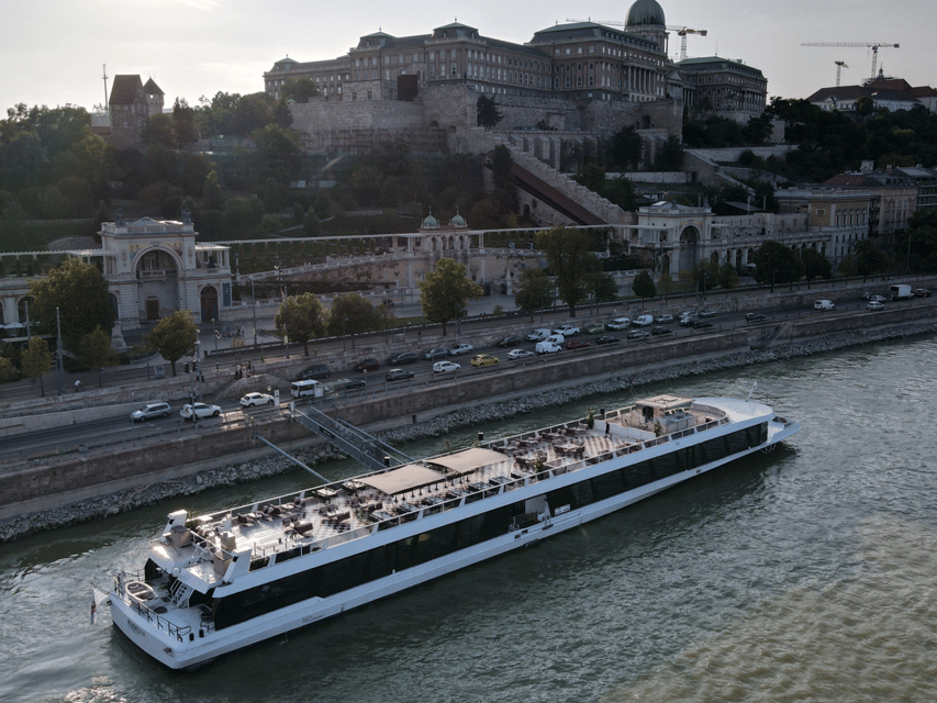 Budapest: Dinner Cruise with Live Music & Unlimited Drinks - Live violin music and the mood onboard