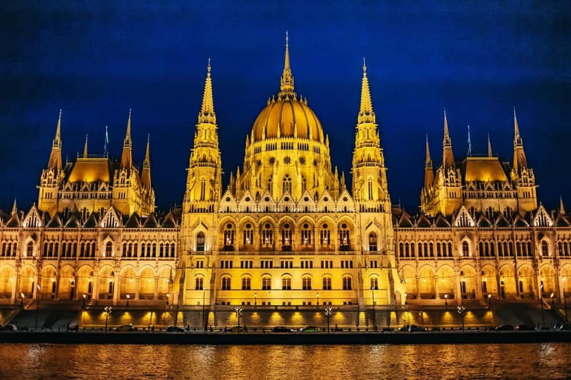 Budapest: Evening Cruise with 4-Course Dinner - What dinner is like on board